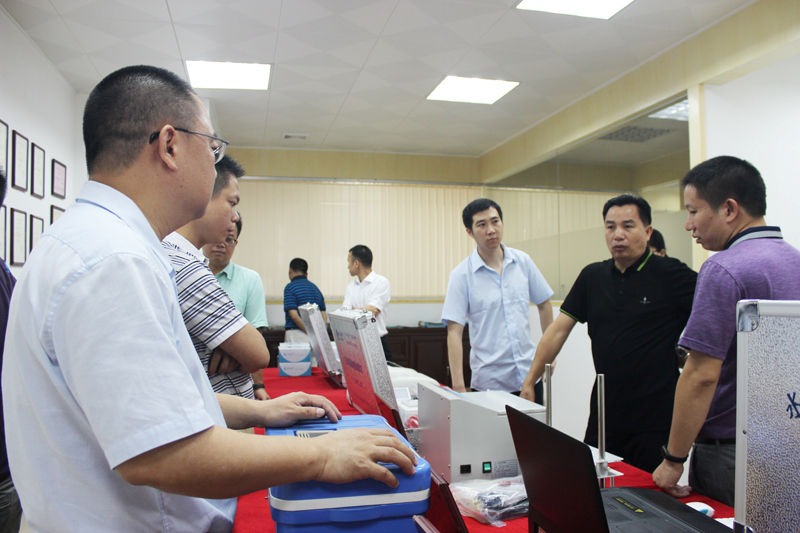 佛山市南海區(qū)食品藥品監(jiān)督管理局領導蒞臨我司參觀指導